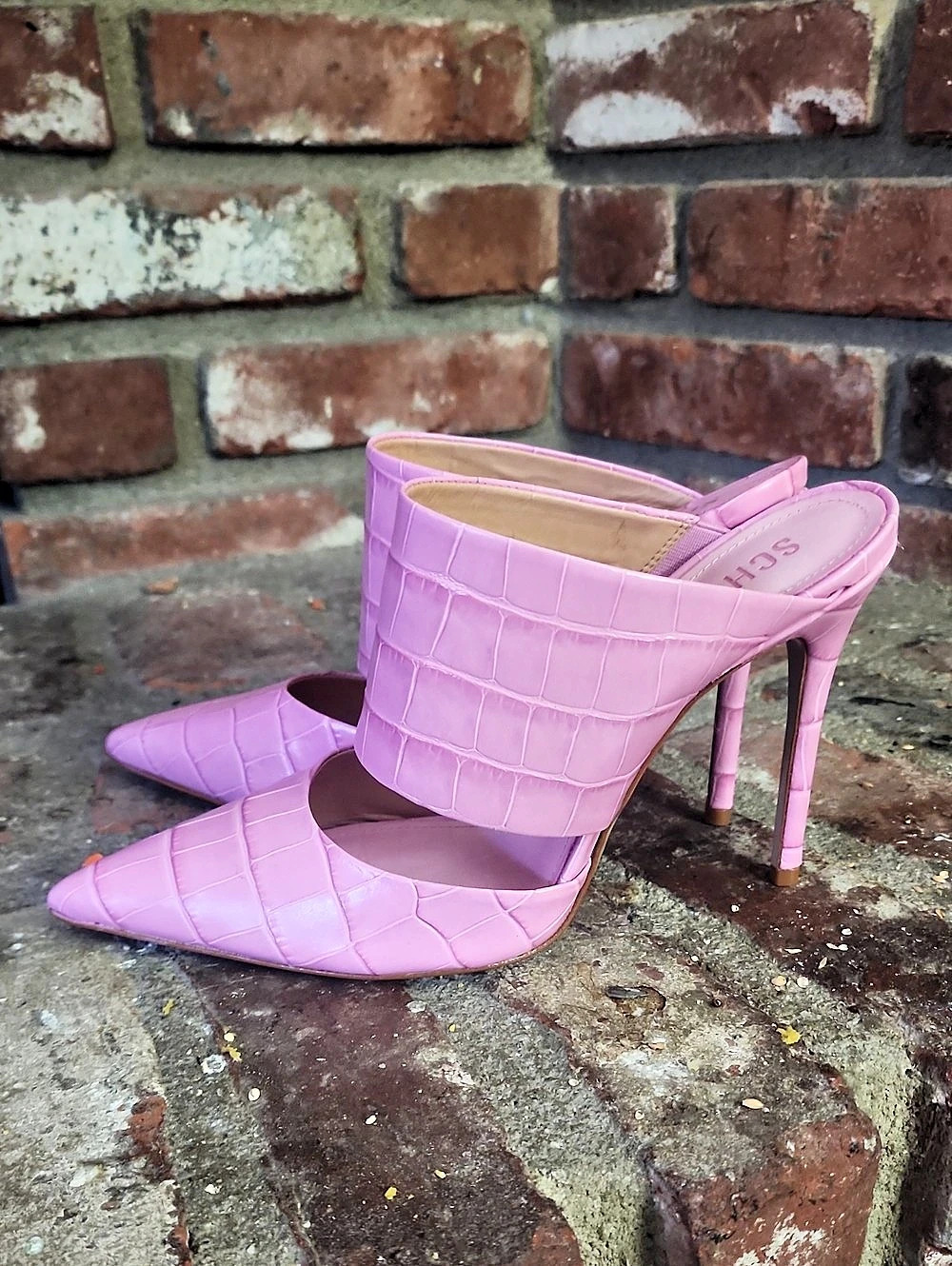Schutz Pink Crocodile-Embossed Pointed Toe Heels US 8.5B